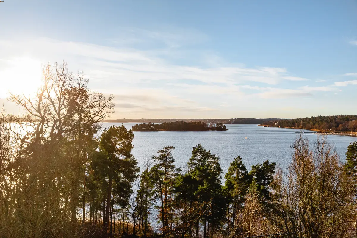 Utsikten från Graninge över Baggensfjärden och öarna en solig dag
